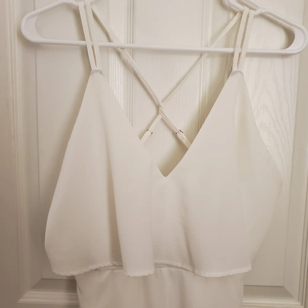 NWOT Vestique Cross Back Flowy Ruffle White Romper - Picture 3 of 7